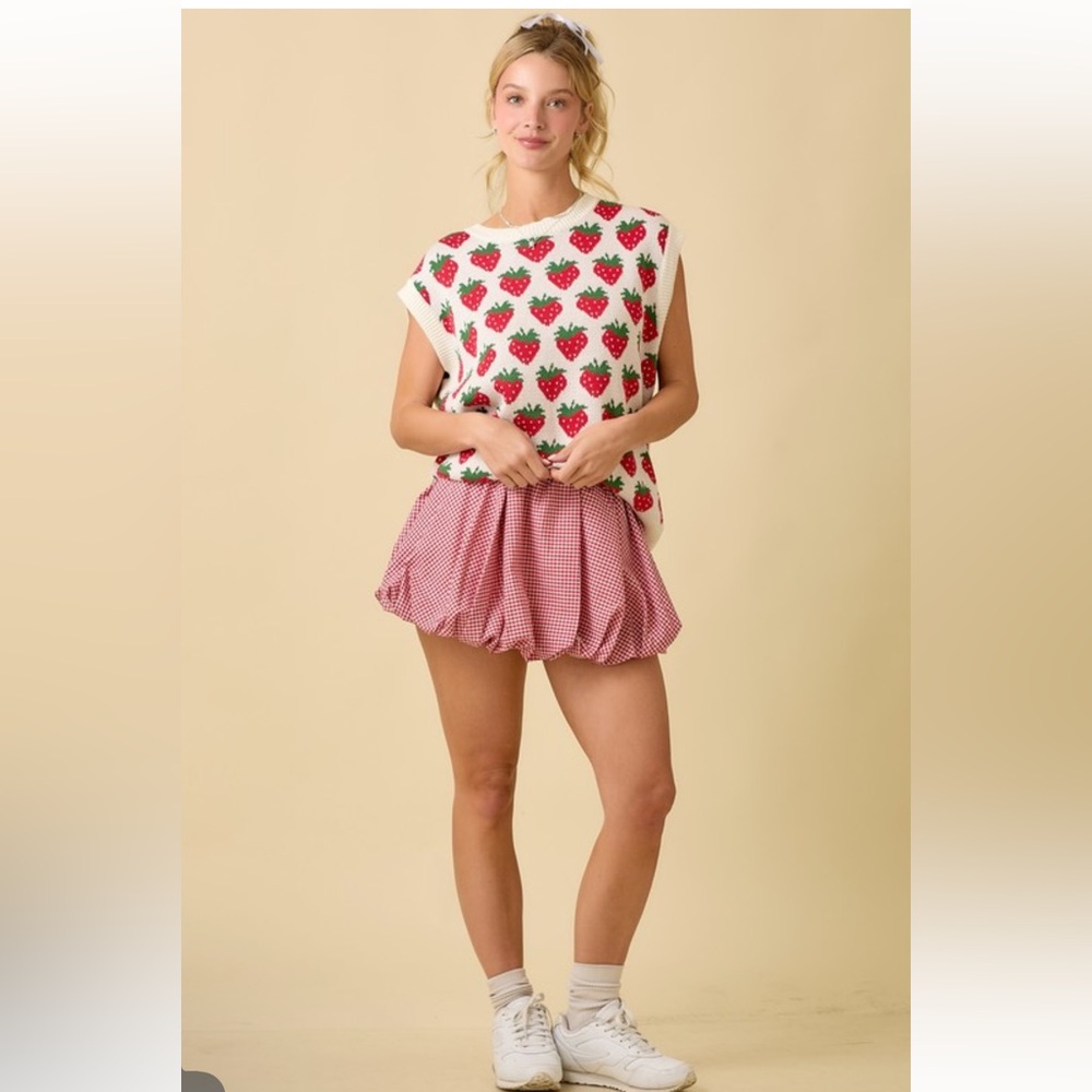 243. Strawberry oversized knit sweater vest white and red